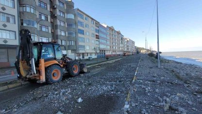 Kastamonu’da dev dalgalar sahillere zarar verdi