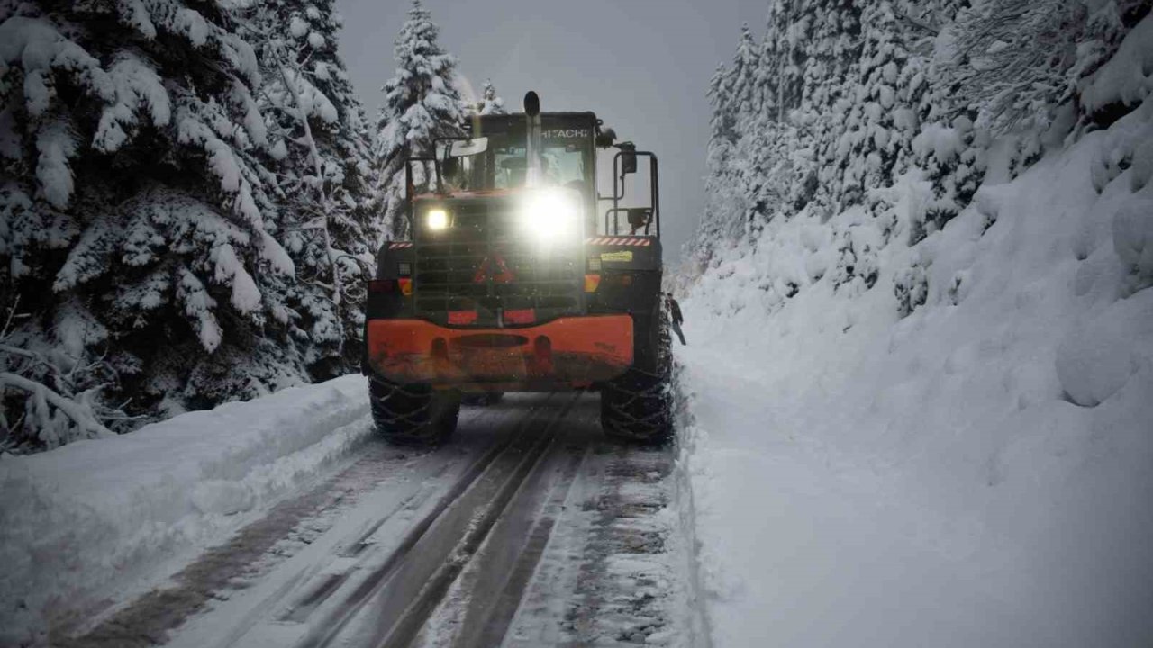 Kastamonu’da ekiplerin köy yollarındaki zorlu karla mücadelesi başladı