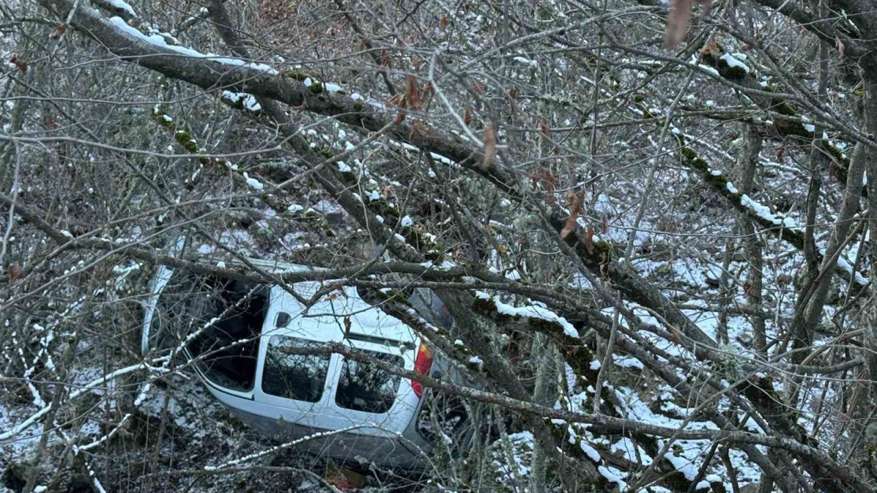 Kastamonu’da hafif ticari araç şarampole yuvarlandı, sürücü yara almadan kurtuldu