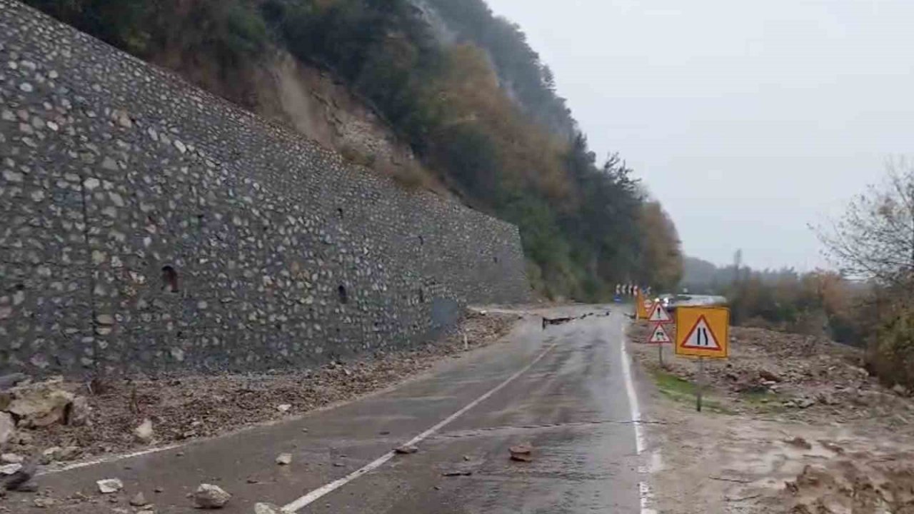 Kastamonu’da heyelan sebebiyle çöken yol ulaşıma kapandı