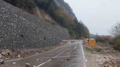 Kastamonu’da heyelan sebebiyle çöken yol ulaşıma kapandı