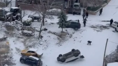 Kayan araç park halindeki aracı devirdi: O anlar kamerada