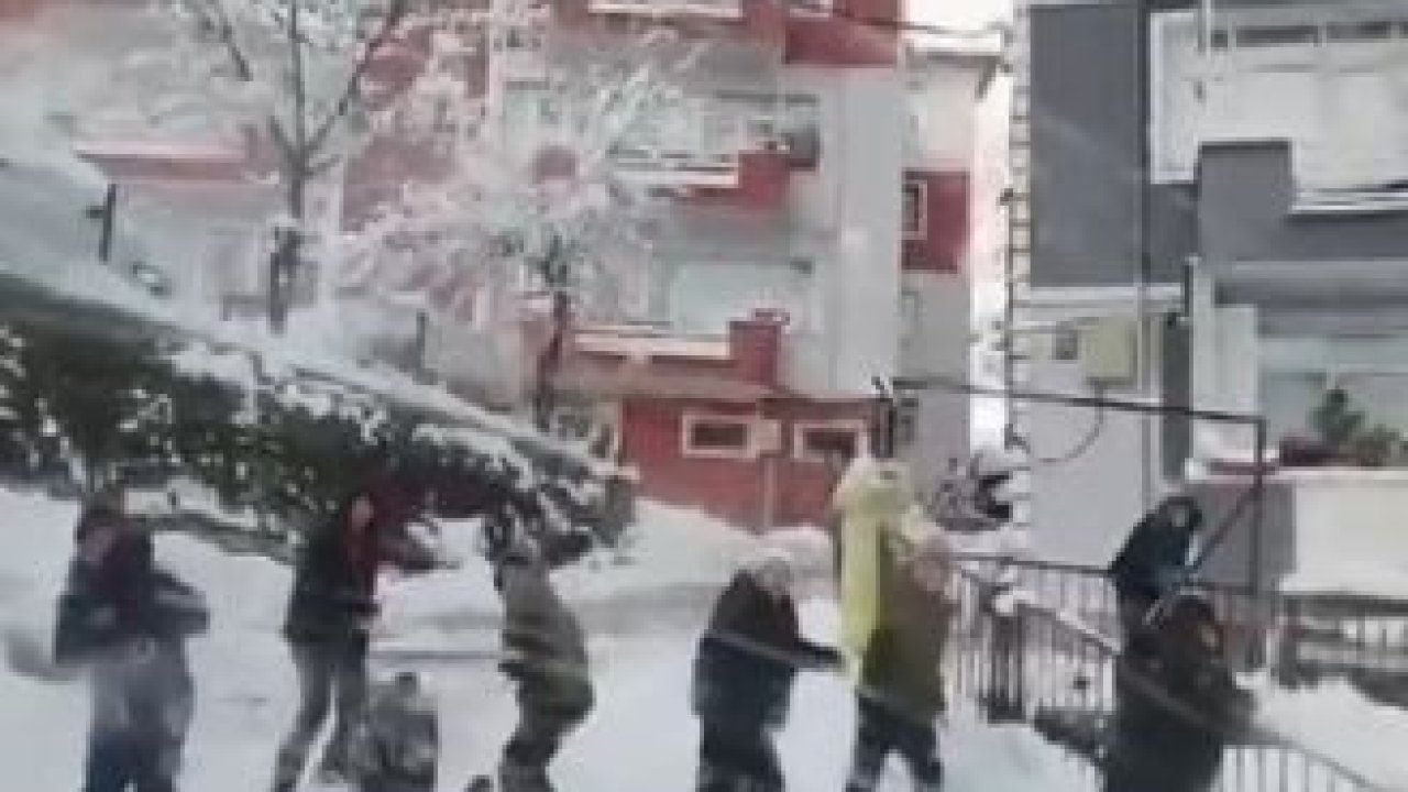 Kaydıkları alanı temizlemeye gelen iş makinesine kartoplarıyla karşılık verdiler