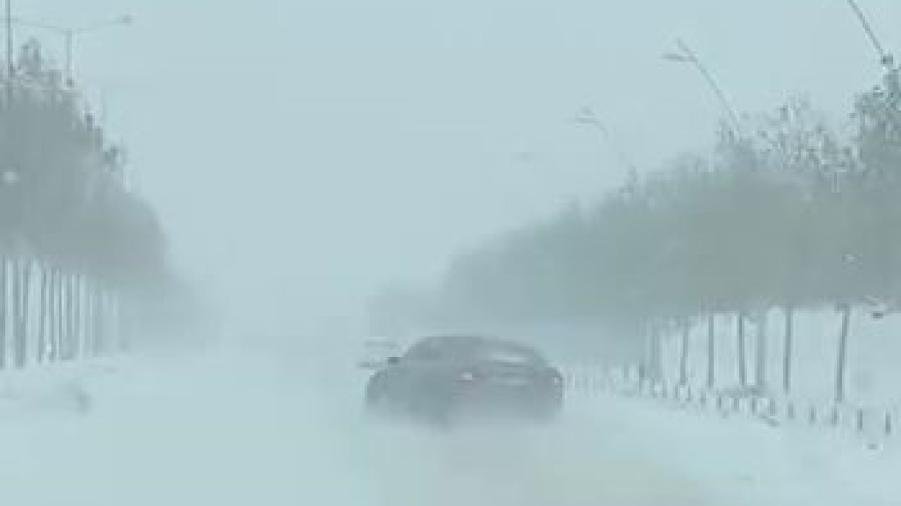 Kayganlaşan yolda kaza kıl payı atlatıldı