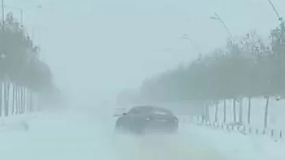 Kayganlaşan yolda kaza kıl payı atlatıldı