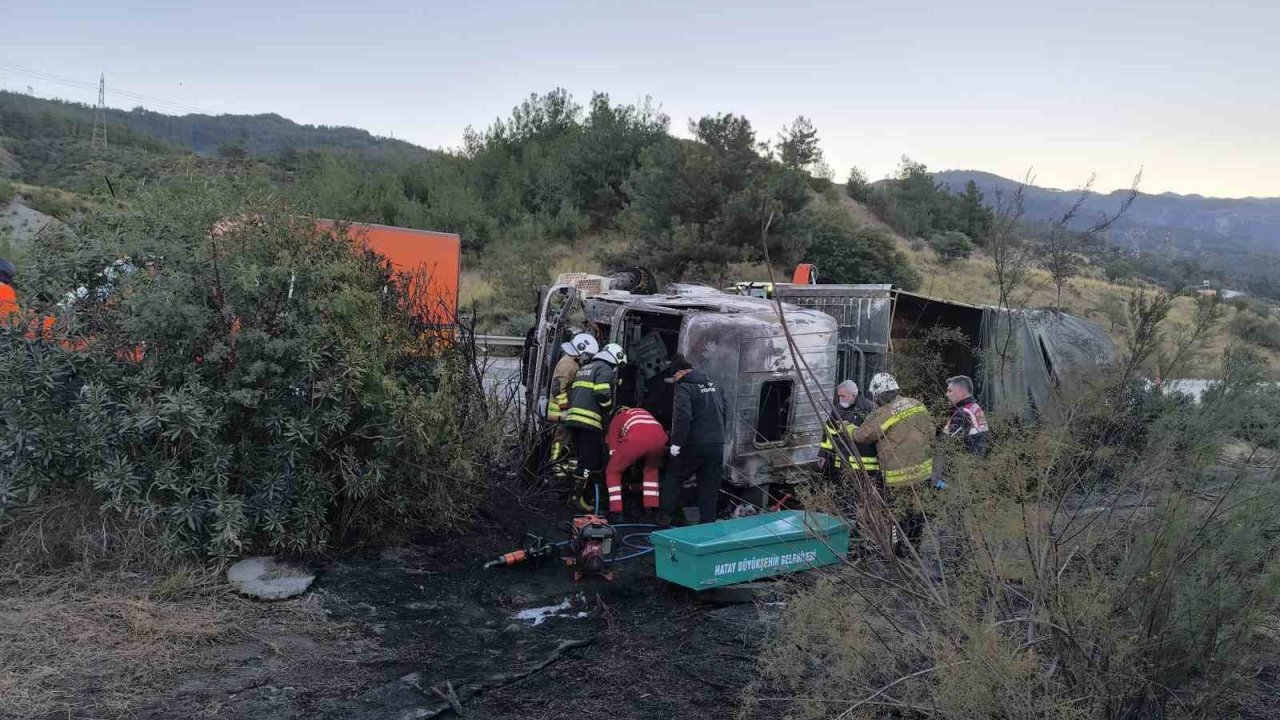 Kaza yaptıktan sonra alevlere teslim olan tırdaki 2 kişi öldü, taşınan anguslar otobana yayıldı
