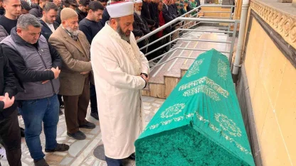 Kazada ölen nişanlı çift yan yana toprağa verildi