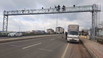 Kazada zarar gören otoyol plaka tanıma sistemi direği yenilendi