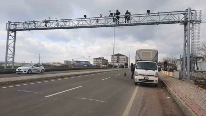 Kazada zarar gören otoyol plaka tanıma sistemi direği yenilendi