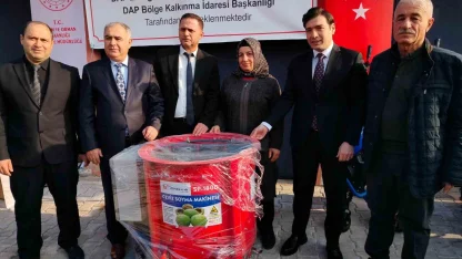 Keban’da çiftçilere makine dağıtıldı