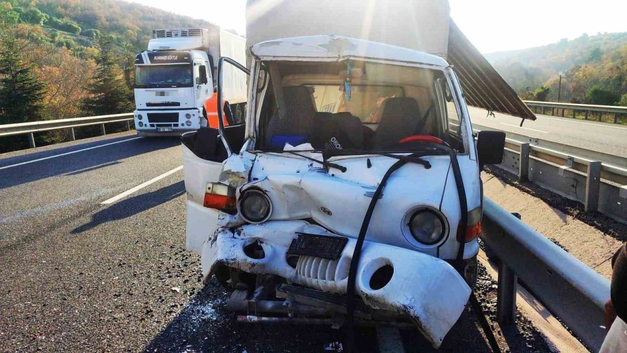 Kırkağaç’ta kamyonet ile tır çarpıştı: 1 yaralı