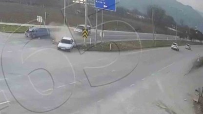 Kırmızı ışıkta bekleyen otomobile arkadan otomobil çarptı: Kaza anı kamerada