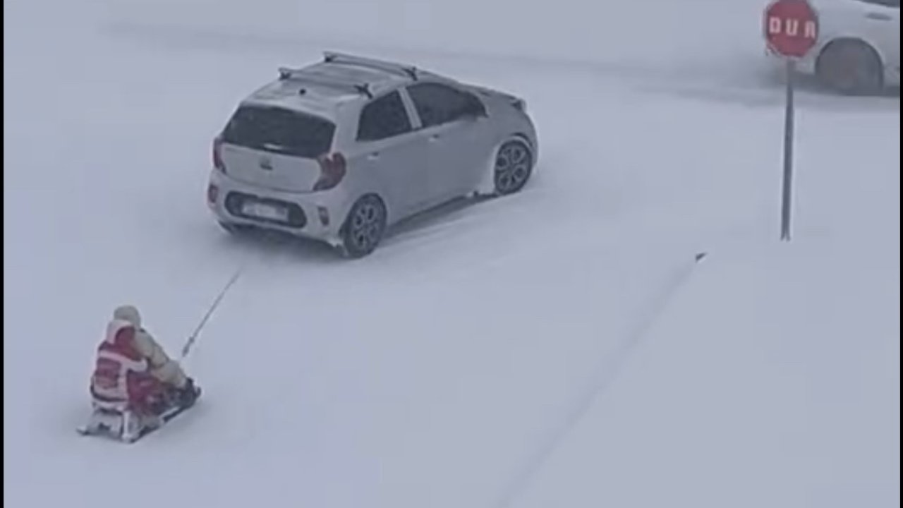 Kızağı araca bağlayıp çektiler, tehlikeli eğlence kameraya yansıdı