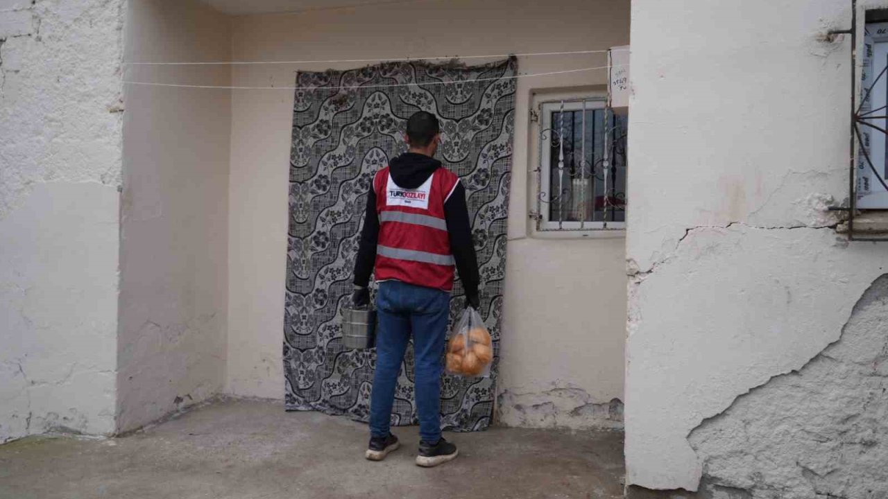 Kızılay’dan günlük bin kişiye sıcak yemek desteği