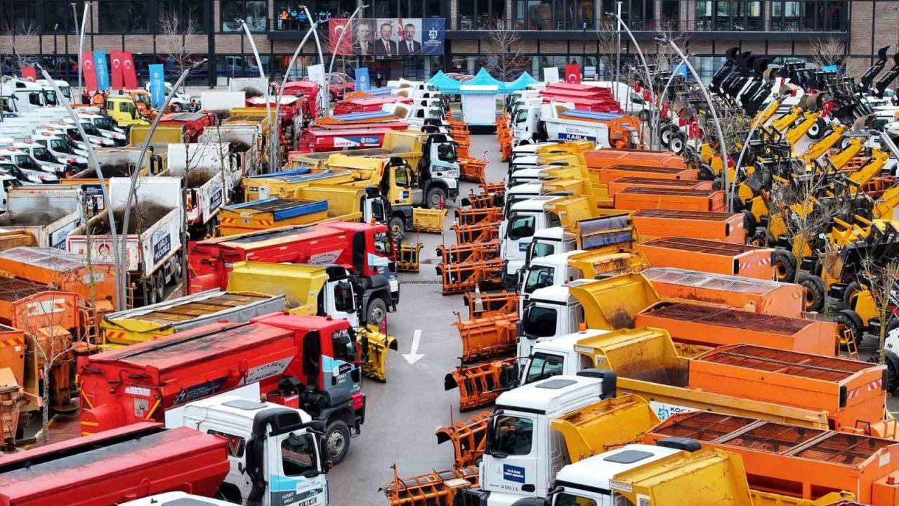 Kocaeli’de 265 milyon liralık 42 yeni iş makinesi hizmete girdi