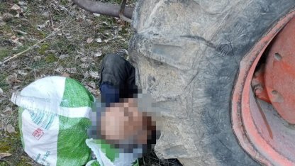 Kontrol etmek istediği traktörünün altında kalan yaşlı adam yaralandı