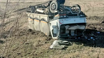 Kontrolden çıkan kamyon şarampole devrilerek takla attı: 1 yaralı