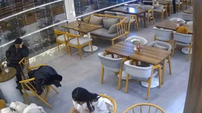 Kontrolden çıkan otomobil kafeteryaya girdi: Saniyelerle kurtuldular