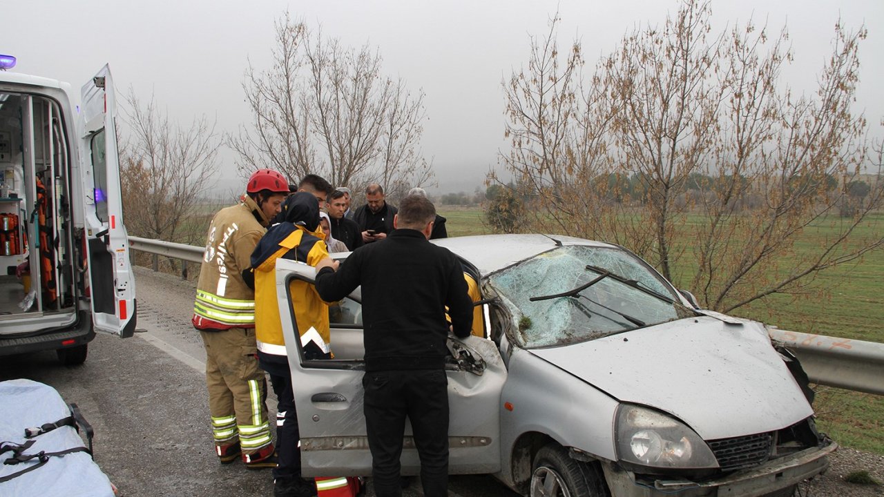 Kontrolden çıkan otomobil refüje ve bariyerlere çarptı: 1 ölü, 1 yaralı