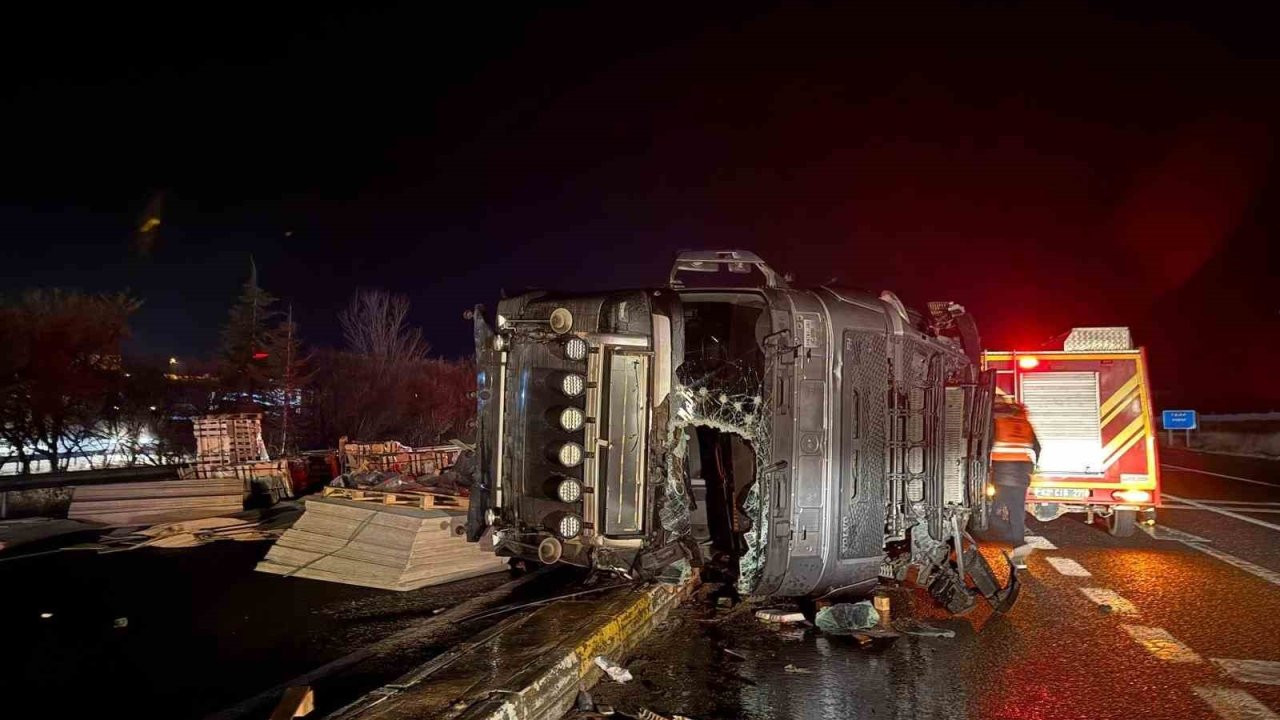 Konya’da otomobil tır ile çarpıştı: 1 yaralı