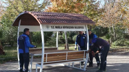 Köyceğiz’de ortak yaşam alanlarına ’kent mobilyası’ yerleştirildi