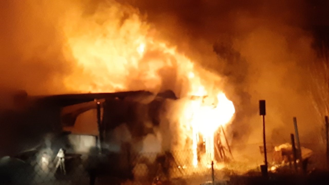 Kümesi alev alev yandı, karşısına geçip "Canımız sağ, ben de yanabilirdim" dedi