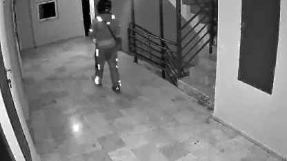 Kurye sipariş getirdiği binaya tuvaletini yaptı