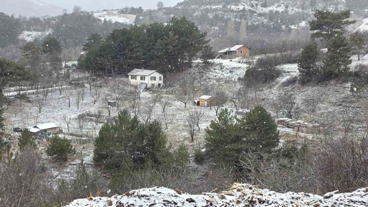 Kütahya’nın yüksek kesimleri mevsimin ilk karıyla beyaza büründü