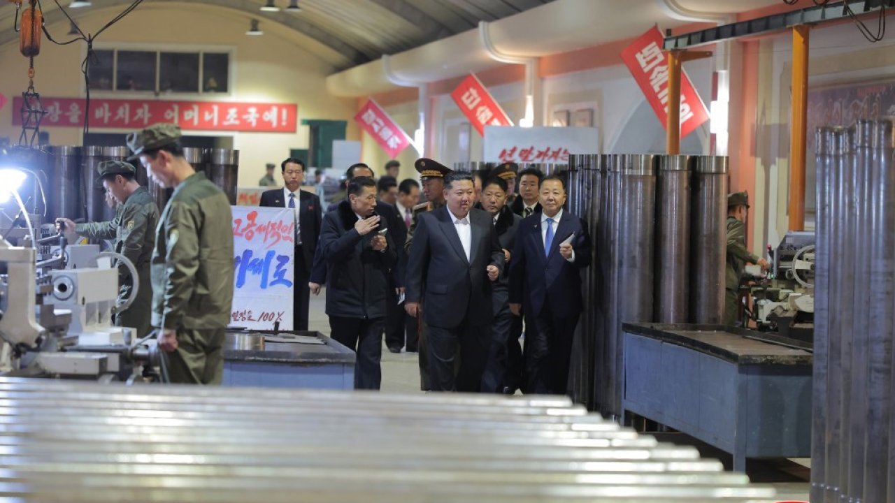 Kuzey Kore lideri Kim, füze ve top mermisi üretimini artırma talimatı verdi