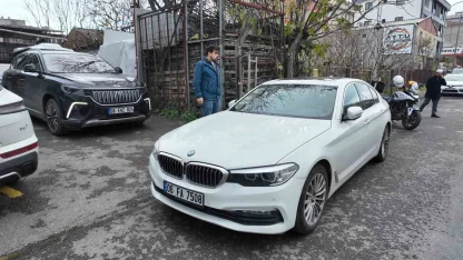 Lüks araçla çıkışı kapattı, cuma çıkışında tepkiye neden oldu