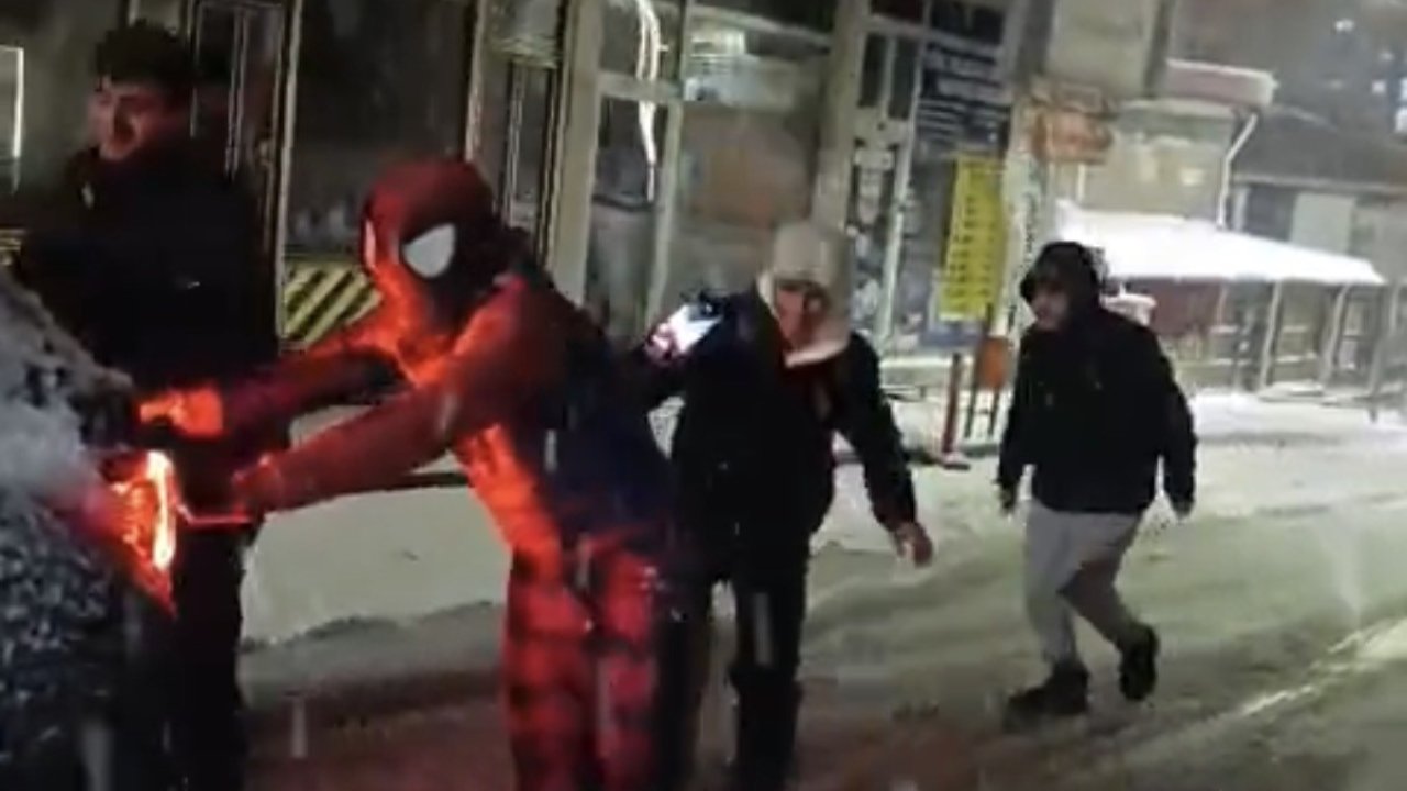 Mahsur kalan sürücüye örümcek adam desteği