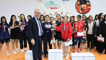 Malatya’da badminton ve futsal il şampiyonları kupalarını aldı