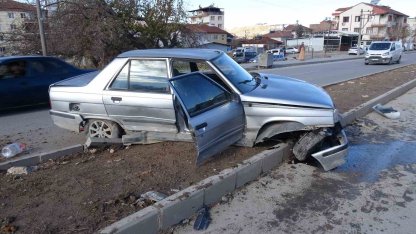 Malatya’da temizlik aracı ile çarpışan araç refüje çıktı