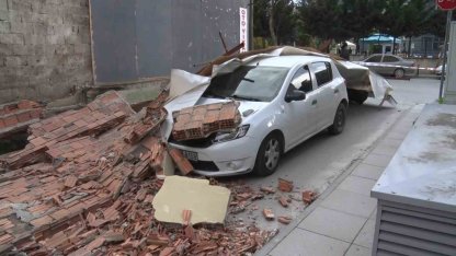 Maltepe’de inşaatın istinat duvarı arabanın üzerine yıkıldı