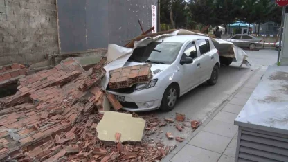 Maltepe’de inşaatın istinat duvarı arabanın üzerine yıkıldı