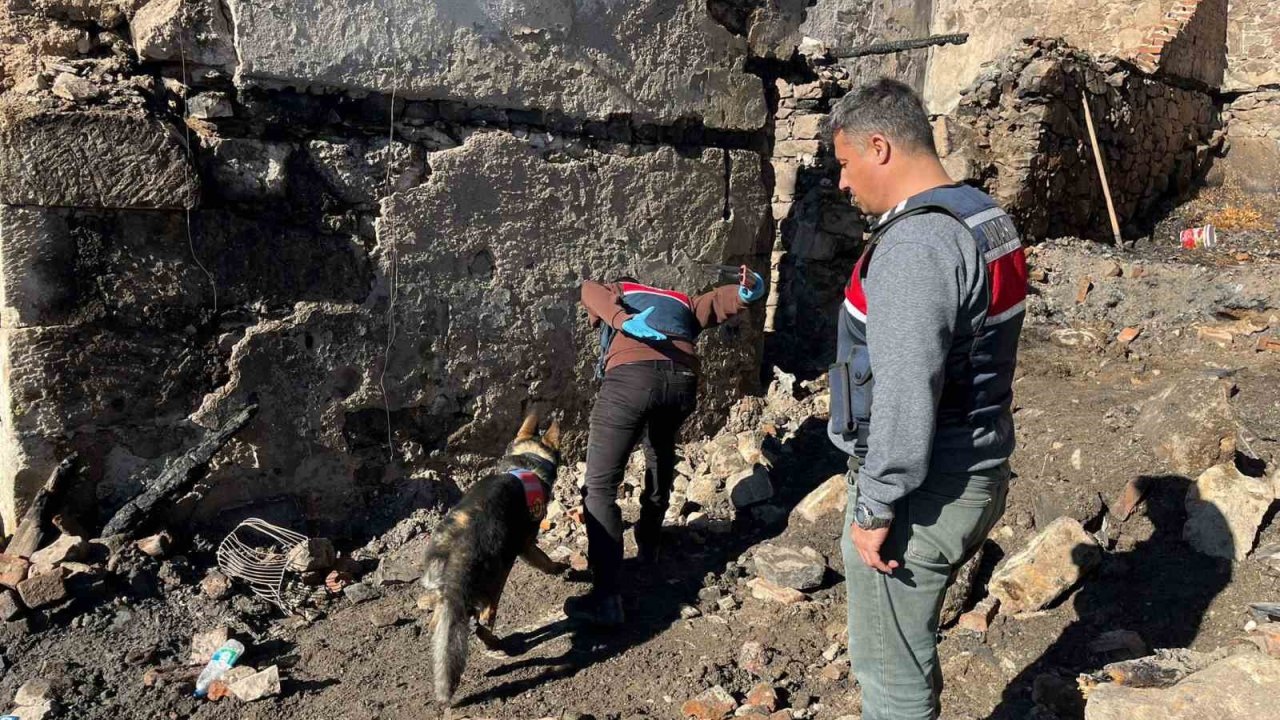 Manisa’da 5 evin kül olduğu yangında ölen kadının cenazesine ulaşıldı