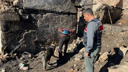 Manisa’da 5 evin kül olduğu yangında ölen kadının cenazesine ulaşıldı