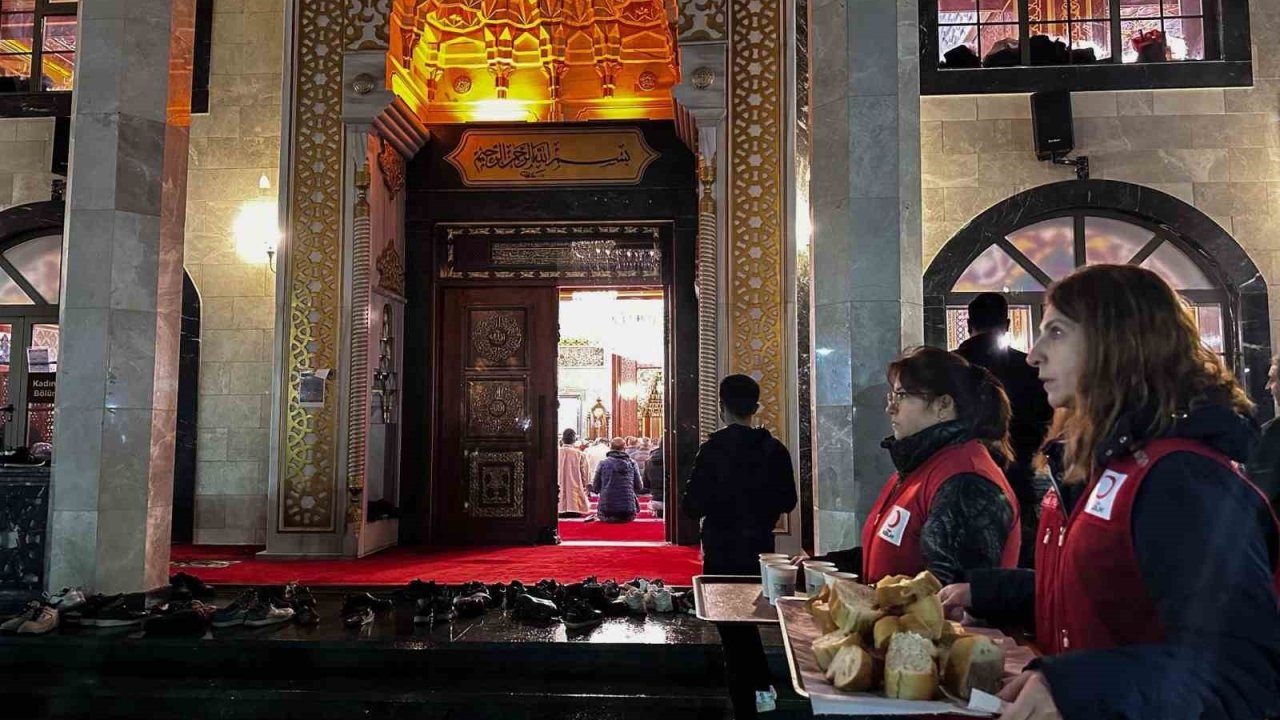 Manisa’da Türk Kızılay’dan Regaip Kandili’nde bin kişilik ikram