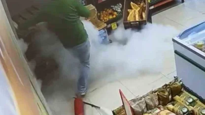 Markette ilginç anlar: Yangın tüpü yere düştü, çalışan panikle kaçtı