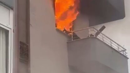 Mersin’de ev yangını alevler pencereden çıktı