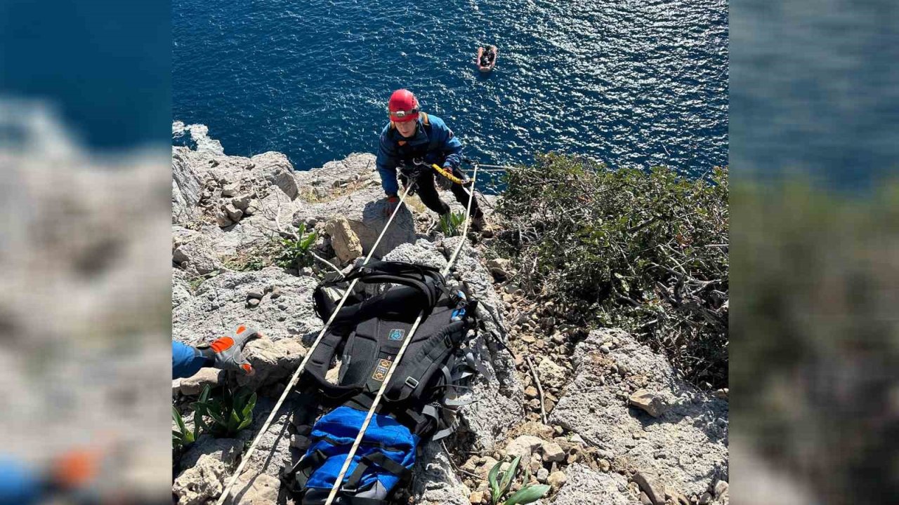 Mersin’de sarp kayalıklarda mahsur kalan keçi nefes kesen operasyonla kurtarıldı