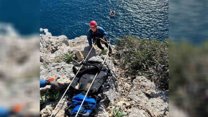 Mersin’de sarp kayalıklarda mahsur kalan keçi nefes kesen operasyonla kurtarıldı