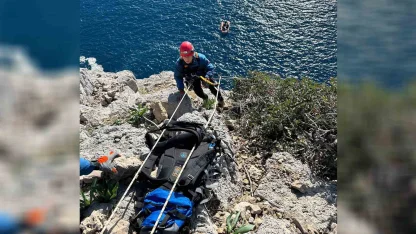 Mersin’de sarp kayalıklarda mahsur kalan keçi nefes kesen operasyonla kurtarıldı