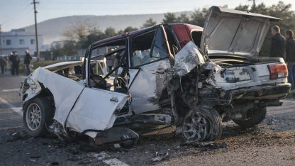 Milas’ta zincirleme kaza, Tofaş araç teneke kutu gibi ezildi