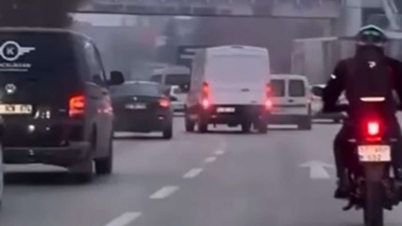 Minibüs sürücüsü makas atarak trafiği tehlikeye düşürdü