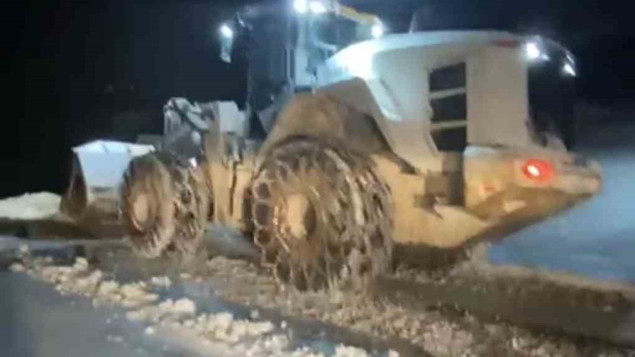 Muş’ta kar yağışı 250 köy yolunu ulaşıma kapattı