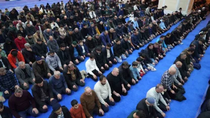 Muş’ta Regaip Kandili’nde vatandaşlar camilere akın etti