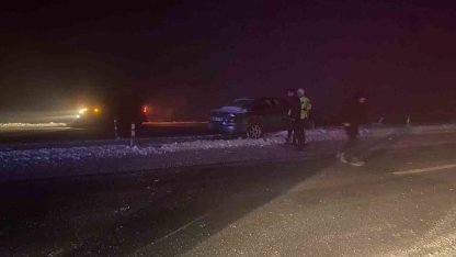 Muş’ta sis ve buzlanma kazaya neden oldu: Otomobil refüje çarptı