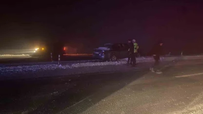 Muş’ta sis ve buzlanma kazaya neden oldu: Otomobil refüje çarptı