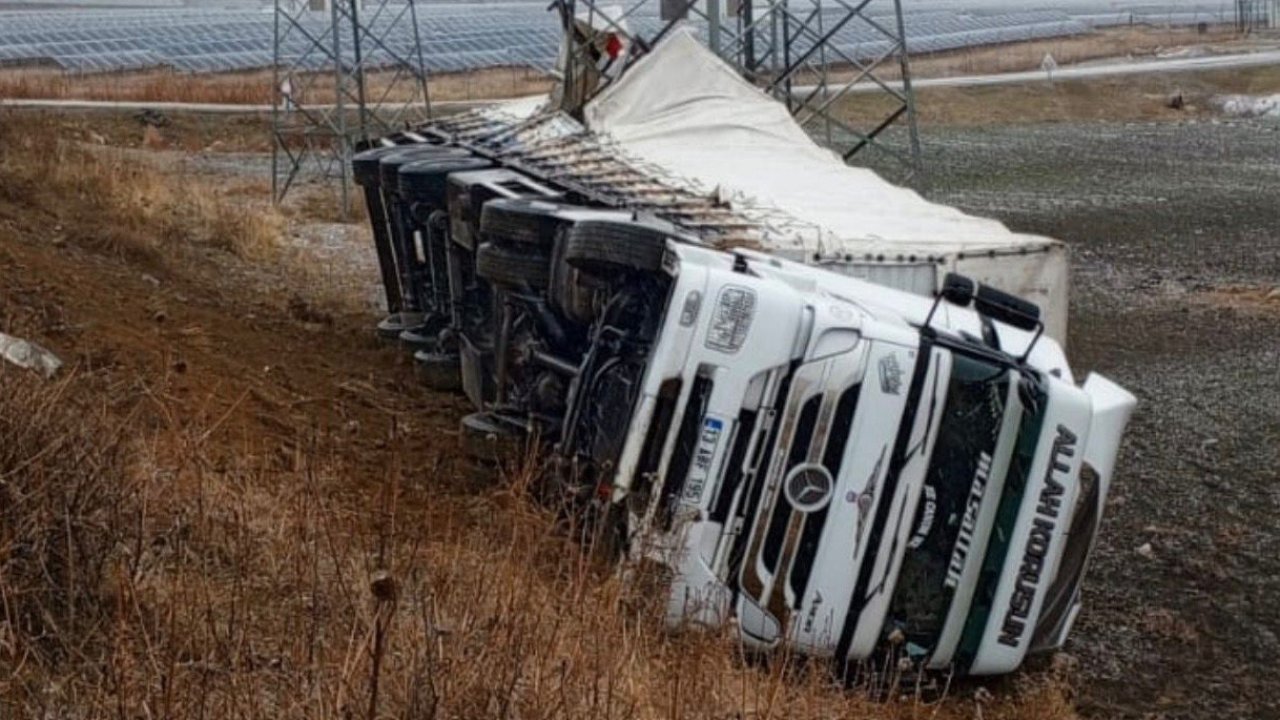 Muş’ta tır şarampole yuvarlandı